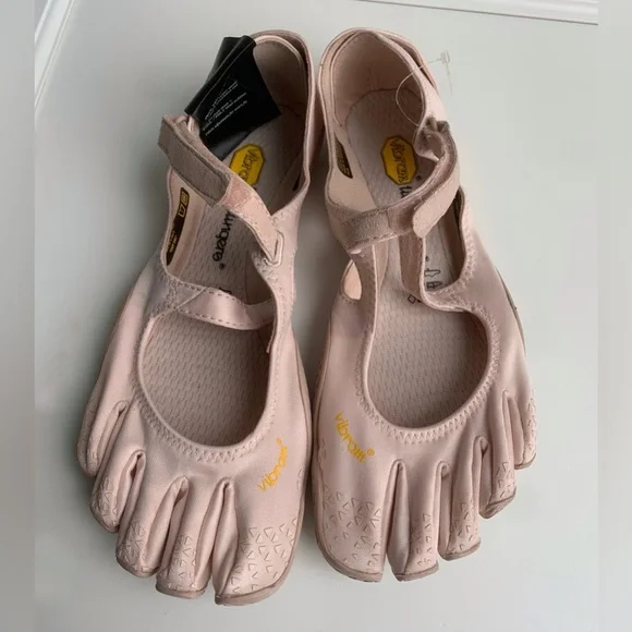 Pink vibram five fingers deals